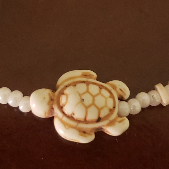 Seashell carved sea turtle adjustable anklet - Picture 2 of 3